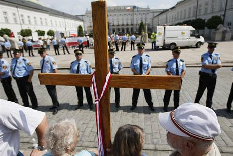 Kaczynského píznivci demonstrovali proti pesunu kíe